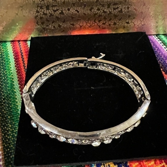 INTRICATE Silver bracelet with accent crystal gems - Picture 5 of 5